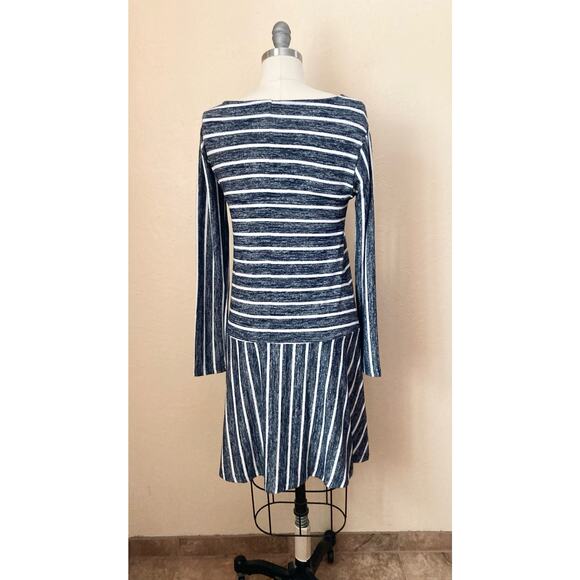 Gap Women's Dress Softspun Stripe Flounce T-Shirt Size XS Navy Blue - Picture 6 of 9